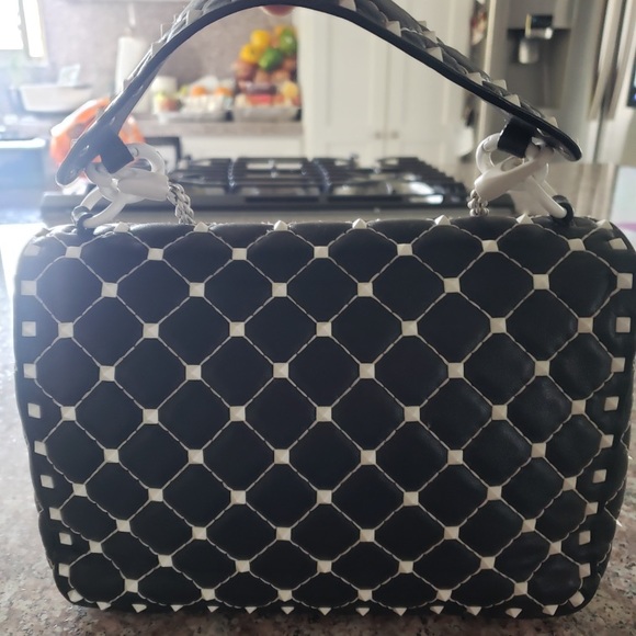 🔴🔴🔴SOLD🔴🔴🔴VALENTINO GARAVANI ROCKSTUDS - Picture 2 of 5